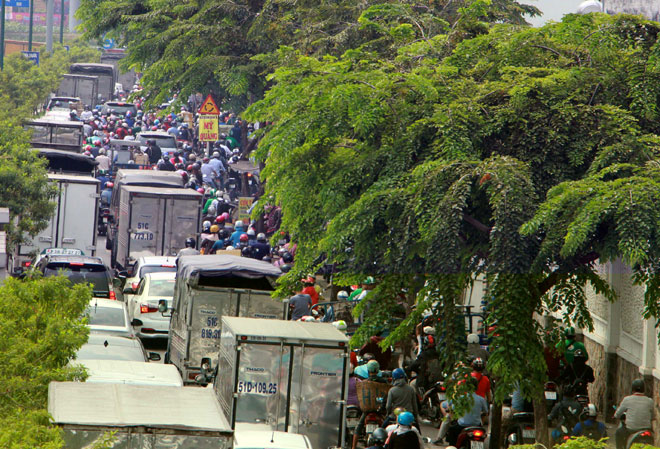 Ngàn người hóa điên ở cửa ngõ Tân Sơn Nhất chiều 25 Tết